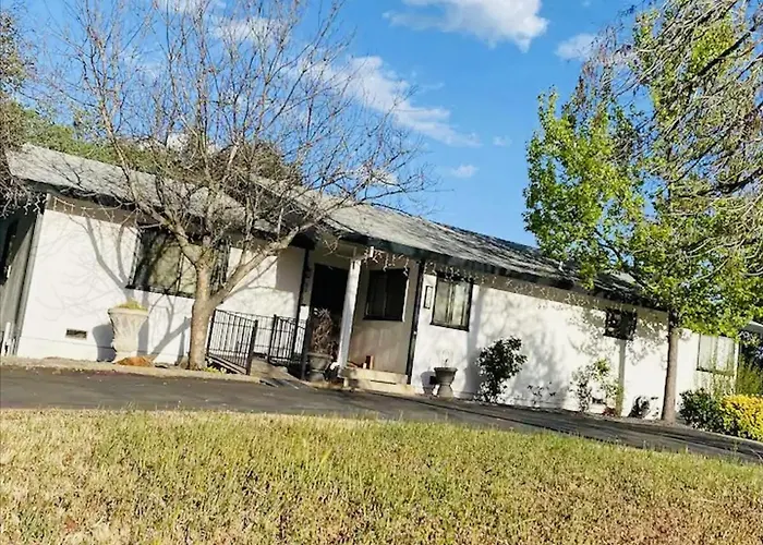 Family Friendly, 3 Bedroom House, With King Bed For Up To 15 - Bbq - Internet - Jet Tub