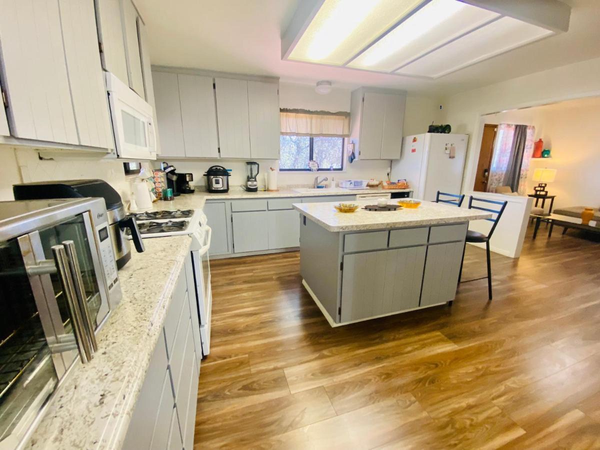 Family Friendly, 3 Bedroom House, With King Bed For Up To 15 - Bbq - Internet - Jet Tub * Auburn