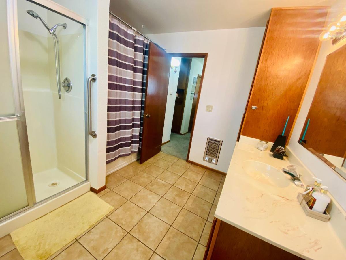 Family Friendly, 3 Bedroom House, With King Bed For Up To 15 - Bbq - Internet - Jet Tub Holiday home