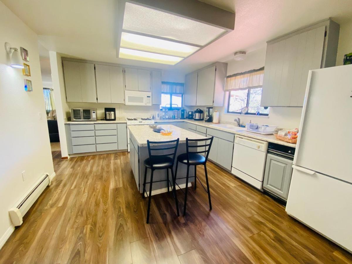 Family Friendly, 3 Bedroom House, With King Bed For Up To 15 - Bbq - Internet - Jet Tub *